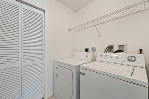 House in Port St. Lucie, Florida 4 bedrooms, 148.27 sq.m. № 2179086 - photo 26