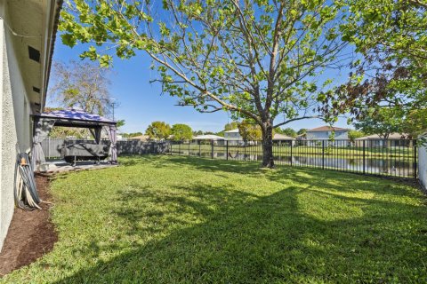 House in Port St. Lucie, Florida 4 bedrooms, 148.27 sq.m. № 2179086 - photo 4