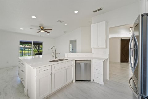 House in Port St. Lucie, Florida 4 bedrooms, 148.27 sq.m. № 2179086 - photo 24
