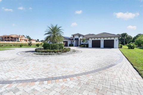 House in Merrit Island, Florida 4 bedrooms, 389.07 sq.m. № 2418494 - photo 10