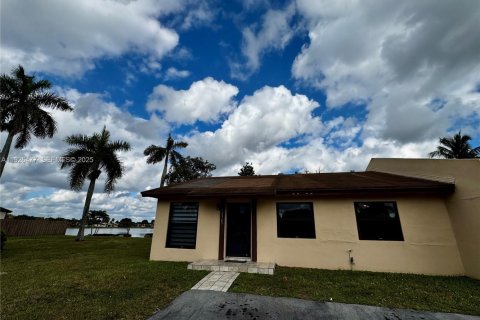 Townhouse in Miami, Florida 3 bedrooms, 113.81 sq.m. № 1986577 - photo 2