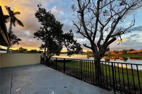 Townhouse in Miami, Florida 3 bedrooms, 113.81 sq.m. № 1986577 - photo 28