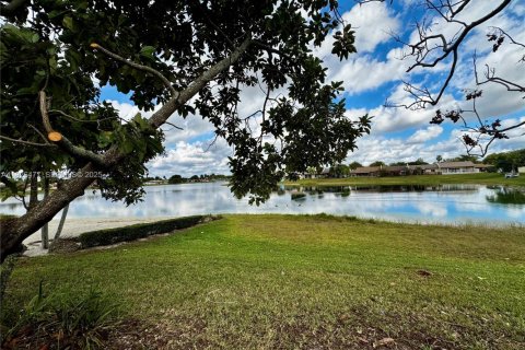 Townhouse in Miami, Florida 3 bedrooms, 113.81 sq.m. № 1986577 - photo 23