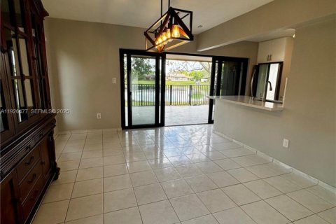 Townhouse in Miami, Florida 3 bedrooms, 113.81 sq.m. № 1986577 - photo 7