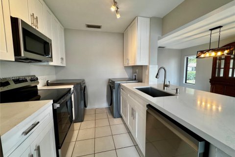 Townhouse in Miami, Florida 3 bedrooms, 113.81 sq.m. № 1986577 - photo 9