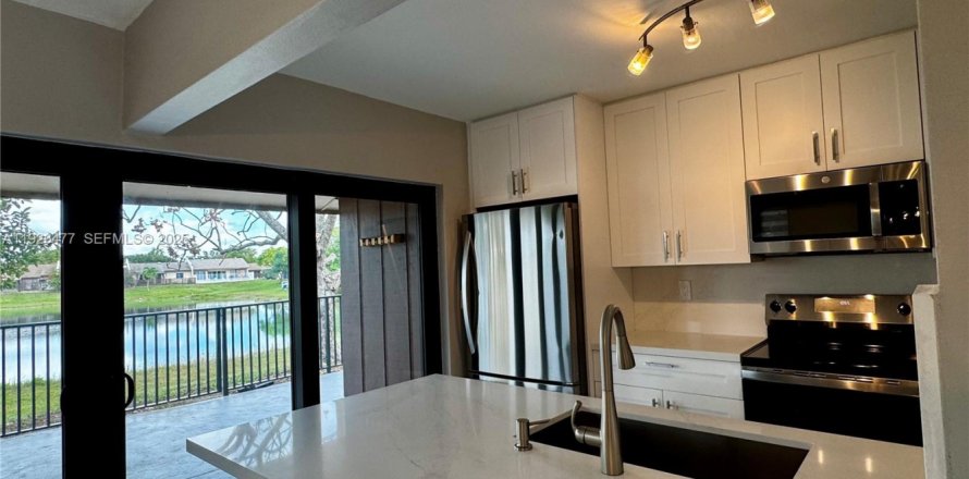 Townhouse in Miami, Florida 3 bedrooms, 113.81 sq.m. № 1986577