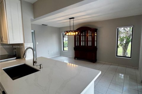Townhouse in Miami, Florida 3 bedrooms, 113.81 sq.m. № 1986577 - photo 12