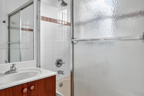 Townhouse in Miramar, Florida 3 bedrooms, 136.57 sq.m. № 2244276 - photo 15