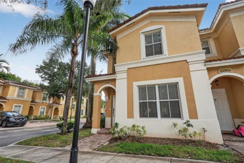 Townhouse in Miramar, Florida 3 bedrooms, 136.57 sq.m. № 2244276 - photo 25