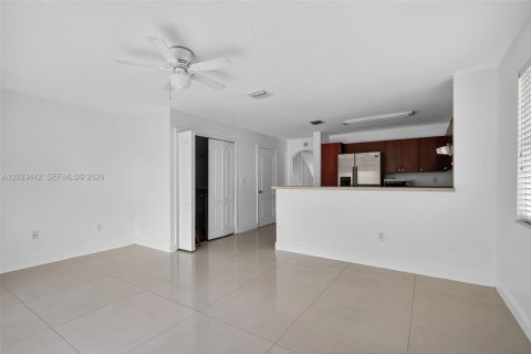 Townhouse in Miramar, Florida 3 bedrooms, 136.57 sq.m. № 2244276 - photo 11