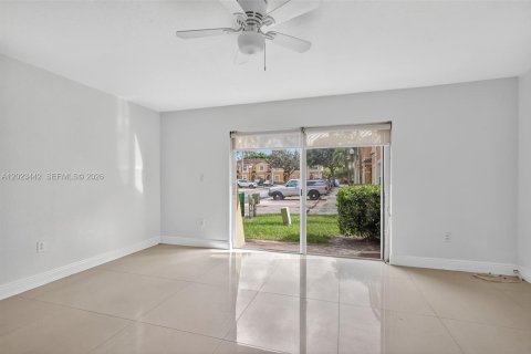 Townhouse in Miramar, Florida 3 bedrooms, 136.57 sq.m. № 2244276 - photo 9