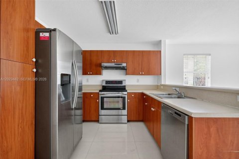 Townhouse in Miramar, Florida 3 bedrooms, 136.57 sq.m. № 2244276 - photo 8