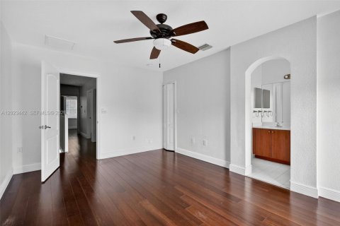 Townhouse in Miramar, Florida 3 bedrooms, 136.57 sq.m. № 2244276 - photo 13