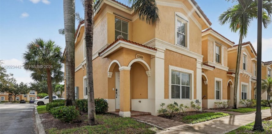 Townhouse in Miramar, Florida 3 bedrooms, 136.57 sq.m. № 2244276