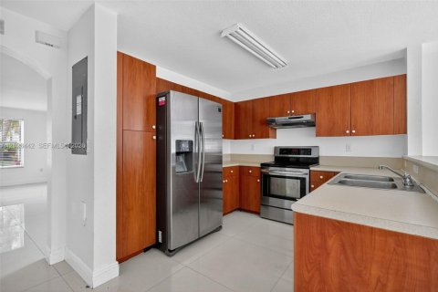 Townhouse in Miramar, Florida 3 bedrooms, 136.57 sq.m. № 2244276 - photo 7