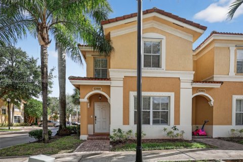 Townhouse in Miramar, Florida 3 bedrooms, 136.57 sq.m. № 2244276 - photo 2
