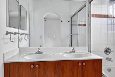 Townhouse in Miramar, Florida 3 bedrooms, 136.57 sq.m. № 2244276 - photo 14
