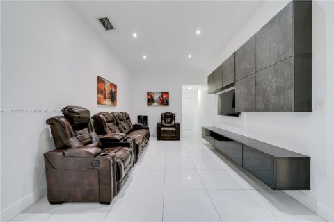 Снять в аренду виллу или дом в Майами, Флорида 4 спальни, 211.63м2, № 1972939 - фото 11