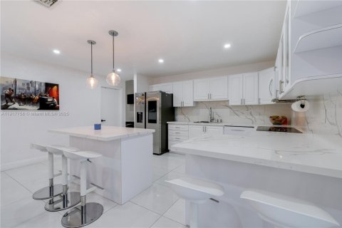 Снять в аренду виллу или дом в Майами, Флорида 4 спальни, 211.63м2, № 1972939 - фото 18