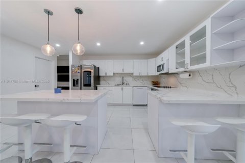 Снять в аренду виллу или дом в Майами, Флорида 4 спальни, 211.63м2, № 1972939 - фото 17