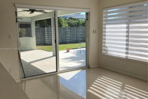 Villa ou maison à vendre à Hollywood, Floride: 2 chambres, 139.91 m2 № 1995255 - photo 6