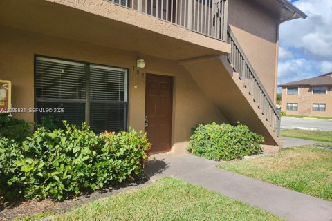 Condo in Sunrise, Florida, 2 bedrooms  № 2399663 - photo 2