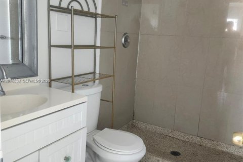 Condo in Sunrise, Florida, 2 bedrooms  № 2399663 - photo 8