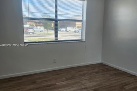 Condo in Sunrise, Florida, 2 bedrooms  № 2399663 - photo 4