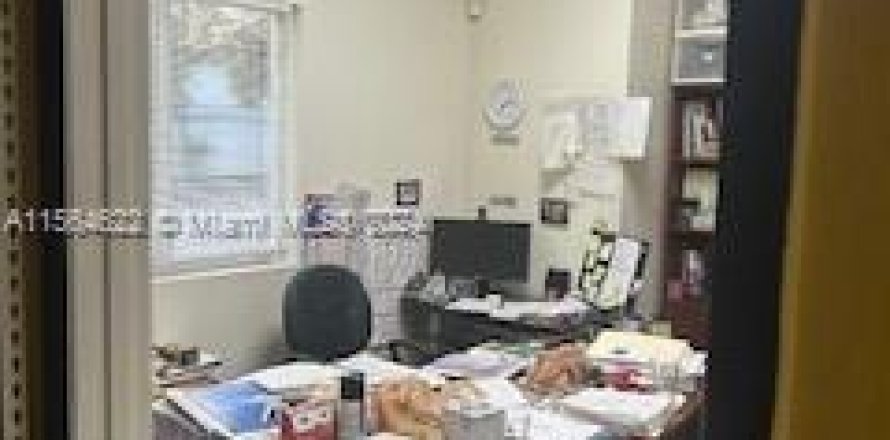 Propiedad comercial en Pembroke Pines, Florida № 1101168
