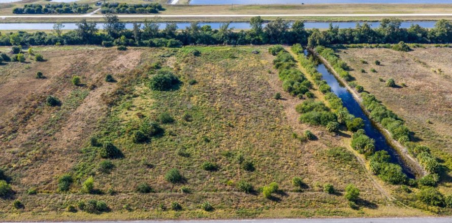 Commercial property in Loxahatchee Groves, Florida № 2190678