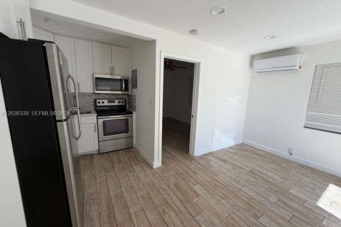 Immobilier commercial à vendre à Hollywood, Floride: 84.54 m2 № 2084279 - photo 2