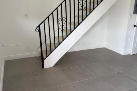 Condominio en alquiler en Hialeah, Florida, 2 dormitorios, 82.22 m2 № 1922962 - foto 2