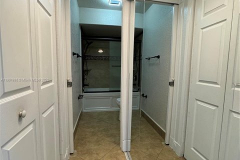 House in Hialeah, Florida 3 bedrooms, 143.26 sq.m. № 1956573 - photo 30