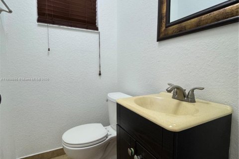 House in Hialeah, Florida 3 bedrooms, 143.26 sq.m. № 1956573 - photo 11