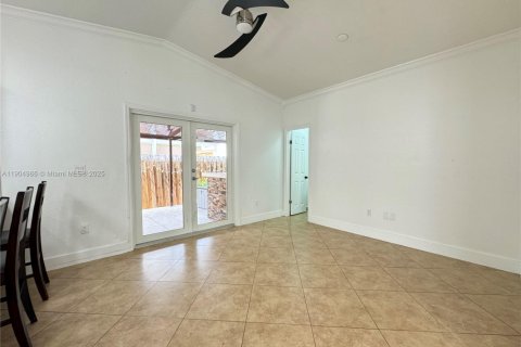 House in Hialeah, Florida 3 bedrooms, 143.26 sq.m. № 1956573 - photo 10