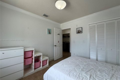 House in Hialeah, Florida 3 bedrooms, 143.26 sq.m. № 1956573 - photo 22