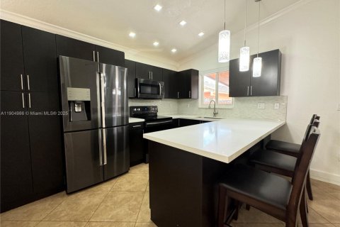 House in Hialeah, Florida 3 bedrooms, 143.26 sq.m. № 1956573 - photo 6