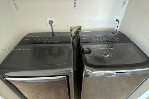 House in Hialeah, Florida 3 bedrooms, 143.26 sq.m. № 1956573 - photo 17