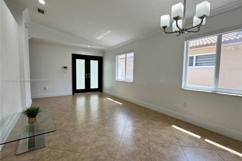 House in Hialeah, Florida 3 bedrooms, 143.26 sq.m. № 1956573 - photo 3