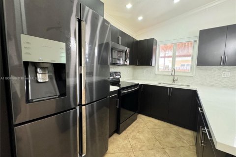 House in Hialeah, Florida 3 bedrooms, 143.26 sq.m. № 1956573 - photo 7