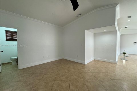 House in Hialeah, Florida 3 bedrooms, 143.26 sq.m. № 1956573 - photo 15