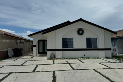 House in Hialeah, Florida 3 bedrooms, 143.26 sq.m. № 1956573 - photo 1