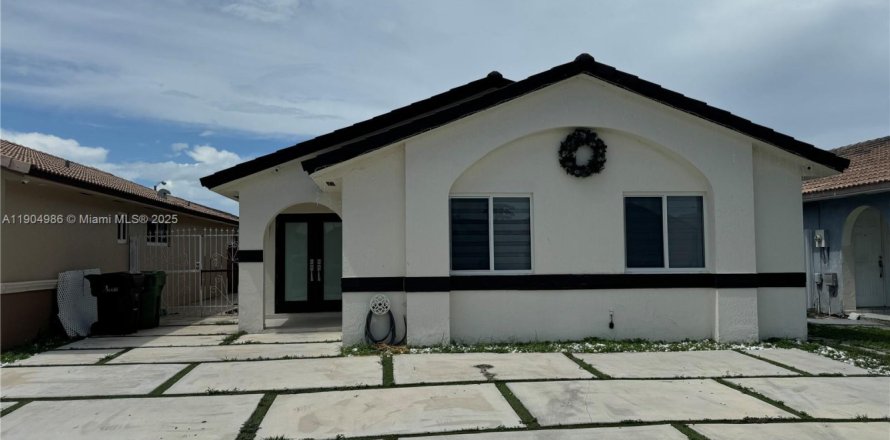 House in Hialeah, Florida 3 bedrooms, 143.26 sq.m. № 1956573