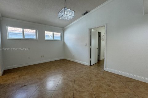 House in Hialeah, Florida 3 bedrooms, 143.26 sq.m. № 1956573 - photo 24