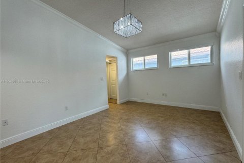 House in Hialeah, Florida 3 bedrooms, 143.26 sq.m. № 1956573 - photo 23