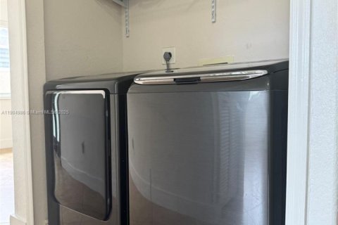 House in Hialeah, Florida 3 bedrooms, 143.26 sq.m. № 1956573 - photo 16