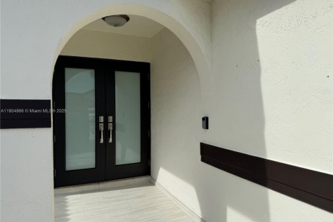 House in Hialeah, Florida 3 bedrooms, 143.26 sq.m. № 1956573 - photo 2