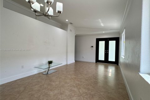 House in Hialeah, Florida 3 bedrooms, 143.26 sq.m. № 1956573 - photo 4