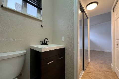 House in Hialeah, Florida 3 bedrooms, 143.26 sq.m. № 1956573 - photo 28