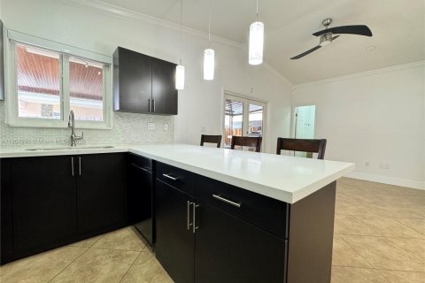 House in Hialeah, Florida 3 bedrooms, 143.26 sq.m. № 1956573 - photo 8